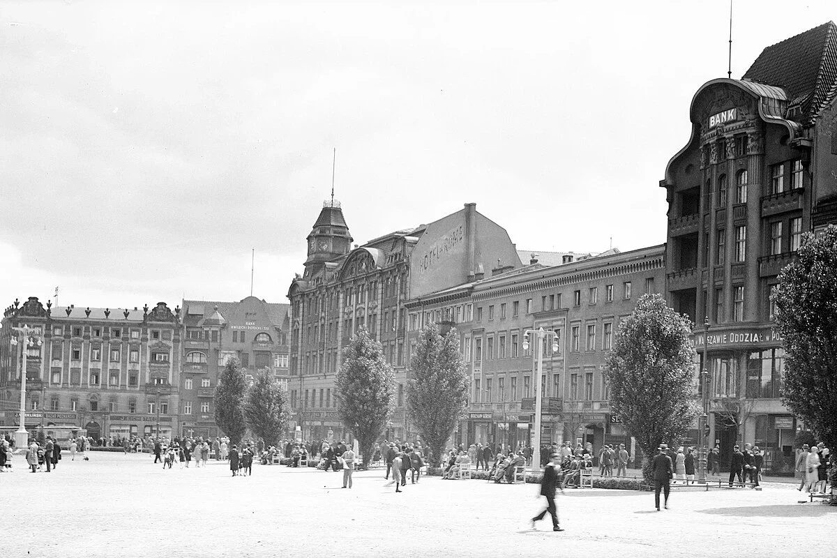 Plac Wolności i Bazar Poznański na fotografii Henryka Poddębskiego z 1929 roku