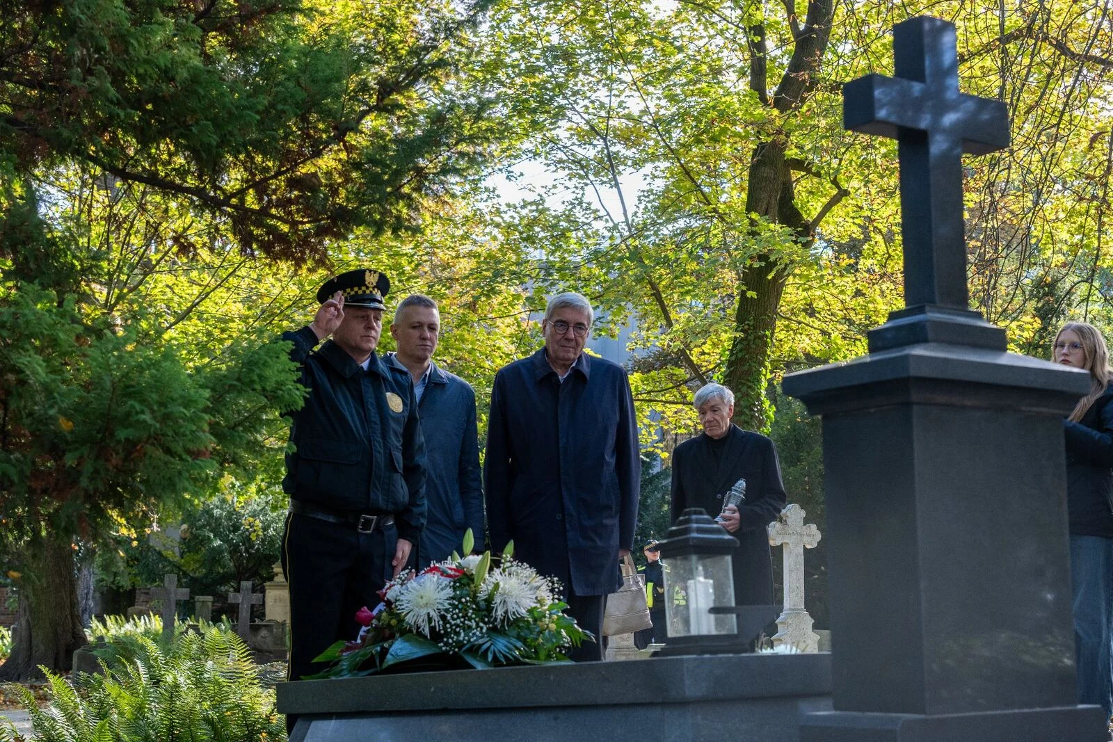 Uczestnicy uroczystości składają kwiaty na grobie Cyryla Ratajskiego