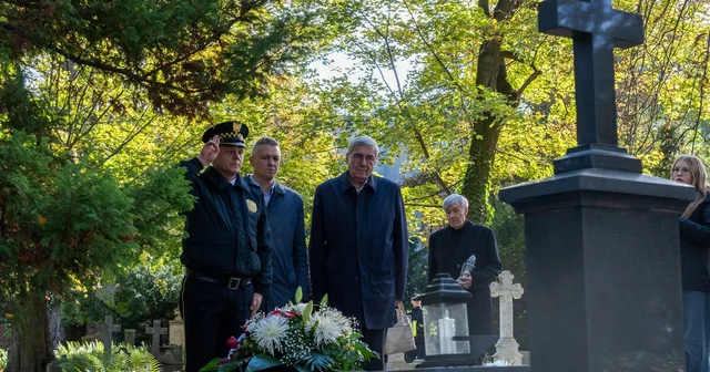 Uczestnicy uroczystości składają kwiaty na grobie Cyryla Ratajskiego