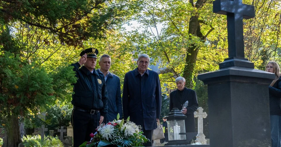 Uczestnicy uroczystości składają kwiaty na grobie Cyryla Ratajskiego